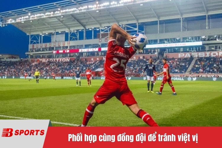 Phối hợp cùng đồng đội để tránh việt vị