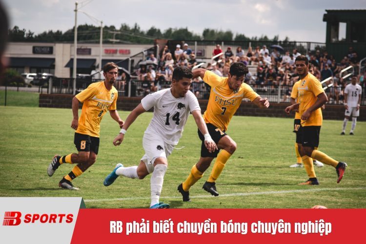 RB phải biết chuyền bóng chuyên nghiệp